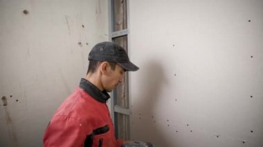 Elektrikli matkap kullanarak duvar panelleri yükleme üniformalı Oluşturucu
