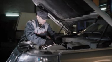 Araba tamircisi otomotiv Servis Merkezi çalışıyor