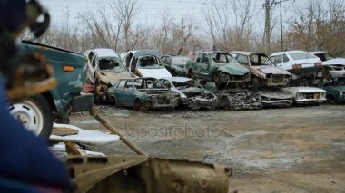 Araçlar, araba için depolama olan kırık bir durumda, gözlük ve sürüş için jant yok