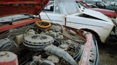 yakın çekim yukarı bir hurda yığınına duruyor paslı bir makine kaputunun taşıma değil tamir edilebilir