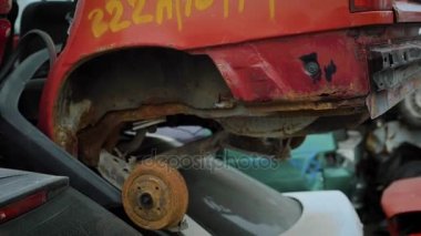 paslı bir sandık eski bir atış kadar kapatın ve araba kırık, kırık araçlık bir çöp tenekesi taşıma olduğu