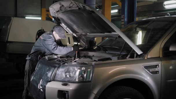 Mecánico del coche de fijación del motor del coche — Vídeos de Stock