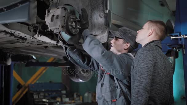 Auto monteur weergegeven: probleem aan klant — Stockvideo