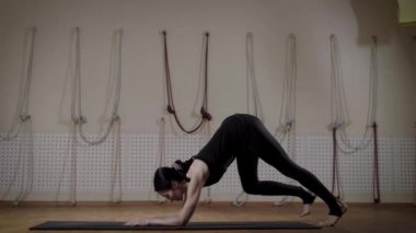 sporcumuz egzersizleri profesyonel sporcunun ellerde bir halı üzerinde duran ve, onun bacaklar kaldırma bir fitness Center'da eğitim
