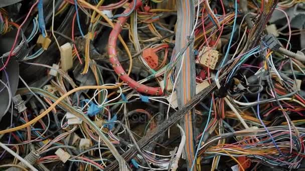 fils multicolores enchevêtrés de vieilles voitures abandonnées sont couchés dans un grand désordre sur une décharge pour recyclage