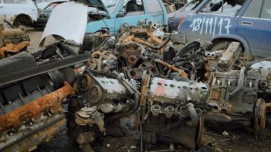 Eski kırık araba motorları otomotiv hurda işlenmesi için bir bitkinin bir alanda bir zeminde büyük yığın yalan söylüyorsun