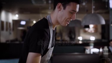 Restoran akşam yemeği, halka açık bir yerde iyi bir hizmet için yemekler konuklar samimi ve gülümseyen garson danışmanlık