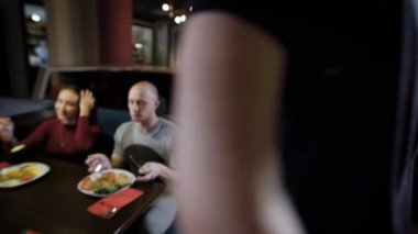 Bir yakın çekim bir tepsi kadeh taşıyan, garsonlar el at restoran çalışanı süt sallar getirdi.