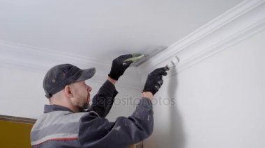 Deneyimli işçi resim celling Süpürgelik atış kapatmak