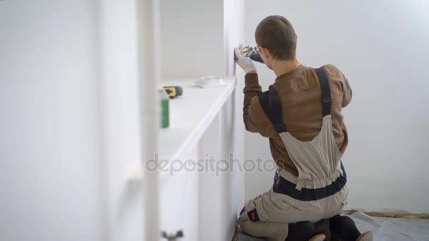 Foto vista lateral de um eletricista qualificado fazendo fiação no novo apartamento . — Vídeo de Stock