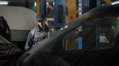 otomatik mekanik bir arabayı, elektro hidrolik asansör bir otomatik hizmetinde otomobil zamanlanan denetim sırasında kullanarak kaldırma