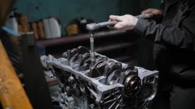 Otomotiv teknisyeni Oto Servisi tamir sonra cıvata bir piston grubunda bir araba motoru sıkma