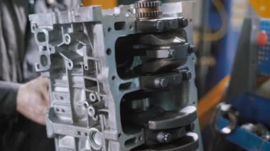 makinist araba motoru bir atölyede onarımı, civata sıkma, İngiliz anahtarı, krank mili yakın çekim kullanarak