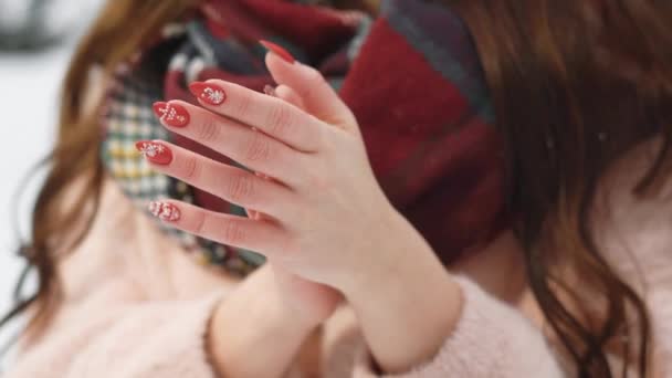 Nahaufnahme der Frauenhände, die Dame ist erstarrt und versucht sich warm zu halten, sie reibt ihre Handflächen aneinander — Stockvideo