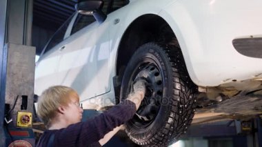 otomatik mekanik el ile büküm bir otomobil, bir tekerlek cıvata kaldırdı tarafından kaldırma donanımları otomatik-hizmetinde