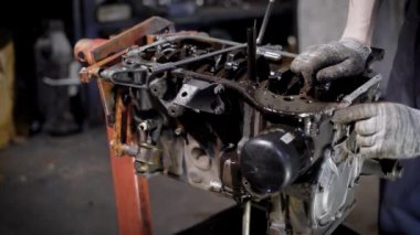motor teknisyeni yaptırmayı ayrıntılarda bir oto Servisi, yakın çekim yaşlı kirli araba motoru, sökülmesi