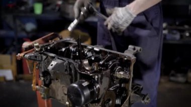 otomatik mekanik büyük anahtarı kullanarak ve cıvata bir kullanılmış araba motoru içinde iplik otomobil ayıklanır