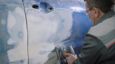 yakın ateş eller, kazadan sonra hasarı düzeltmek amacıyla dent arabanın kapısını üzerinde seviye mans