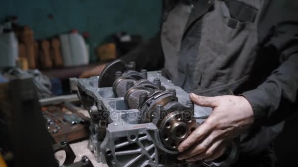 Nauwe schot door toedoen van een man die een gebroken motor, de man verzamelt heeft gerepareerd een detail belangrijk middel om de auto te rijden — Stockvideo