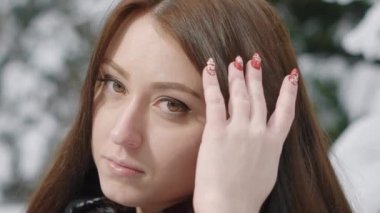 Genç güzel kadın saç kış Park el ile ayarlama