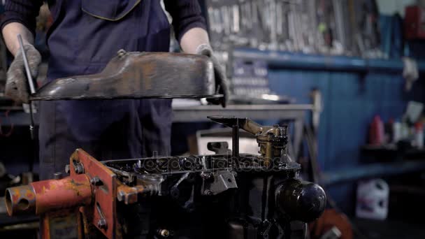 Gros plan des mains des hommes, qui travaille dans l'atelier de réparation, le mécanicien répare la partie de la voiture — Video