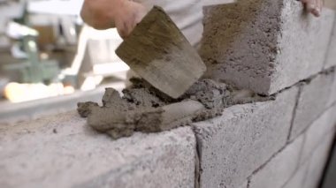 Oluşturucu yapı çözüm bloklarla bir duvara tuğla duvar bir inşaat alanında iş sırasında heybetli