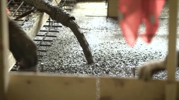 Concrete mix is voederen in de bekisting door pomp in monolithische bouw in een op object in aanbouw — Stockvideo