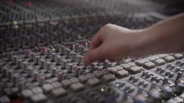 ses programcısı kumanda kolu bir ses kayıt stüdyosu içinde modern bir multitrack kaydedici bir panelde uyum sağlıyor.