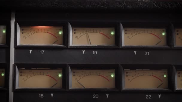 Monitores antigos de vu metros analógicos profissionais num estúdio de gravação, medindo e mostrando decibéis — Vídeo de Stock