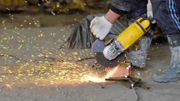 Arbeiten auf einer Baustelle mit speziellen Werkzeugen. — Stockvideo