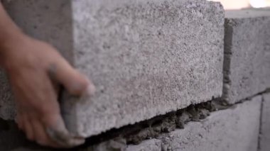 Bir site ve bina bir duvar üzerinde çalışan bir Oluşturucu görüntüsünü kapatmak.