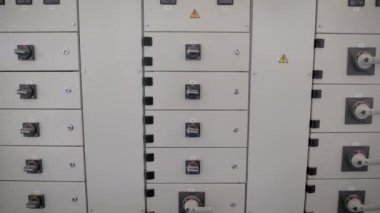 Elektrik pano ve sistem denetim tribünde farklı anahtarlar ve düğmeleri ile endüstriyel tesis.