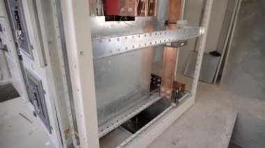 Yan görünümü bardak bir elektrik panosu bakır panelleri ile.