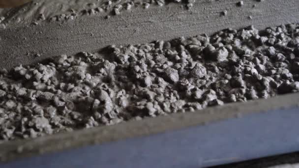 Close-up shot van stroomt cement mortel op een bouwplaats. — Stockvideo