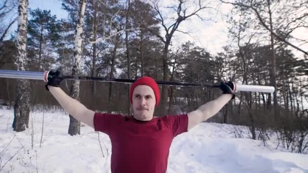 Deportista masculino profesional haciendo saltos en un bosque de invierno solo . — Vídeos de Stock