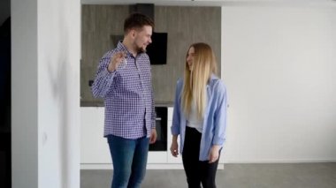 mutlu sadece evli çift yeni daire, gülüyor, gülüyor ve sarılma kocam anahtarları elinde tutan