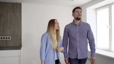 Yeni yerleşimciler yeni daire, bir onarım işleri değerlendirmek ve tasarım dairenin inceleme