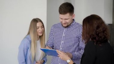 adam bir kiralık bir daire sözleşmenin imzalanması ve emlakçı ona anahtarlarını veriyor, genç eşi sevindirici