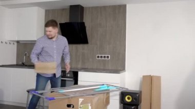 mutlu evli ve kocası kutudan alma ve yeni bir mutfak kendi daire içinde düzenlemeleri
