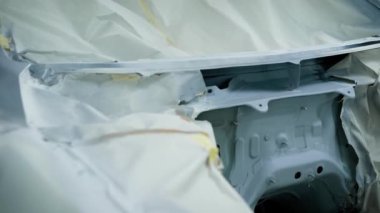 hood ve tekerlekler olmadan araba vücut resmi bulunan bir rahiplik bir garajda duran bir otomatik tamir dükkanı için hazırlanan