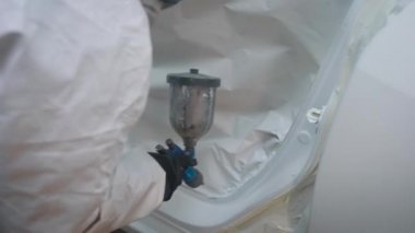 beyaz renk, resim araba araba Servisi, bir atölye içinde gelen airbrush boya püskürtme çalışıyor yakın çekim