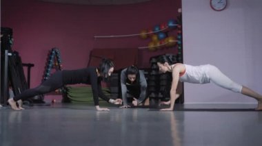 Üç spotswomen abs fitness Studio için farklı çalışmaları yapıyoruz.
