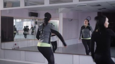 Sportswomen gruptur dans fitness üzerinde.