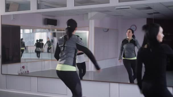 Sportswomen gruptur dans fitness üzerinde. — Stok video