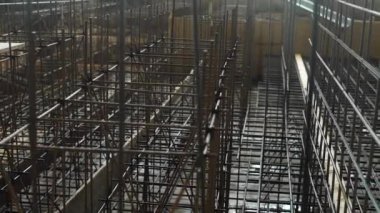 Gelecekteki bir temel için gerekli şekil oluşturmak için itti endüstriyel inşaat metal yapıların kalıp