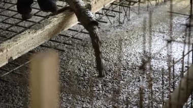 bir yakın çekim, kauçuk hortum, hangi çimento girer aracılığıyla bir sanayi sitesi, yere doldurmak için orada yanında bir ustabaşı