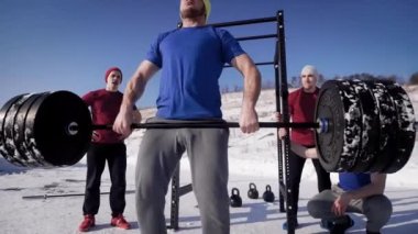 genç çocuklar için spor sokakta bir kış gününde girer, erkekler bar kaldırın, sonra açık havada mesafe içine atmak