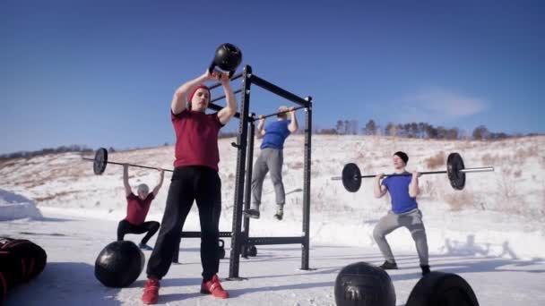 Νέοι άνδρες ασχολούνται με αθλήματα κοχύλια στο δρόμο μιας χειμερινής μέρας, οι άνδρες είναι παθιασμένοι με έναν υγιεινό τρόπο ζωής — Αρχείο Βίντεο