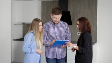 Genç evli bir çift ile tasarım onarım daire alınmasından üzerindeki belgeler imzalayacak