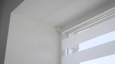 eksantrik bir matkap, kişi civatalar kilitleme mekanizması cıvata tutan bir adam elinde kadeh yukarıya kapatmak